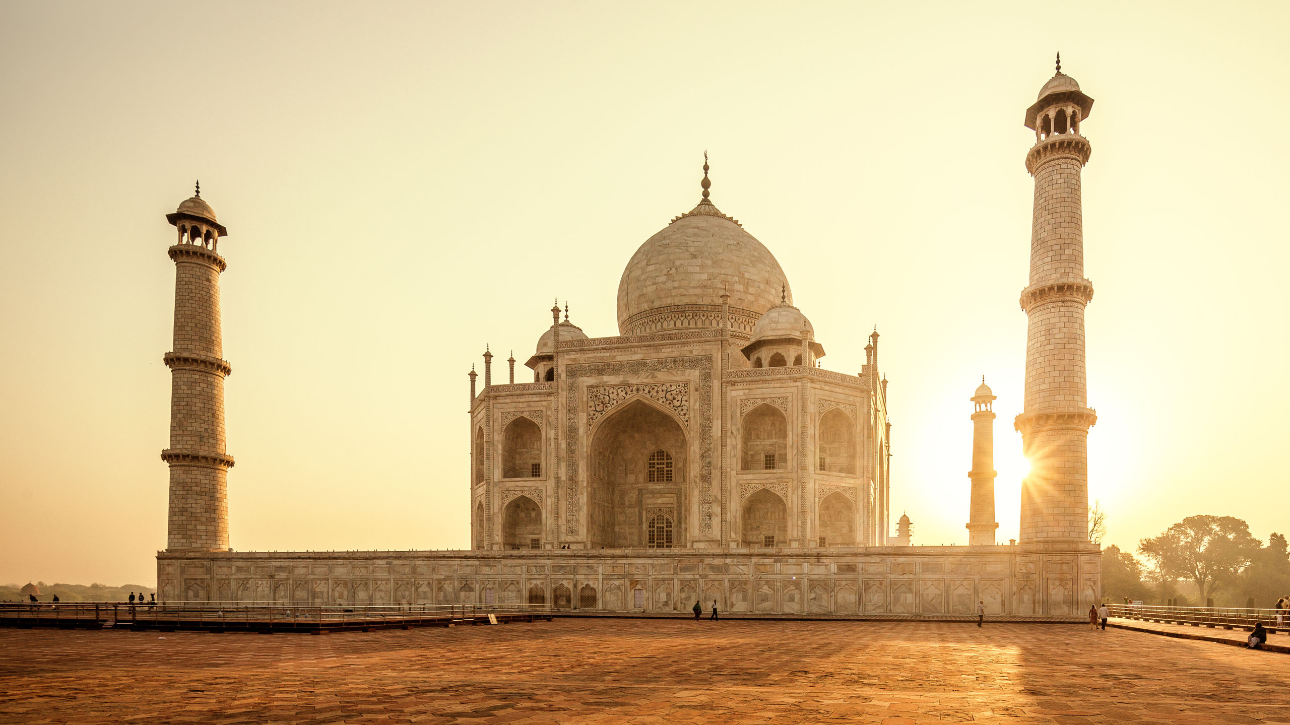 taj mahal india at sunrise